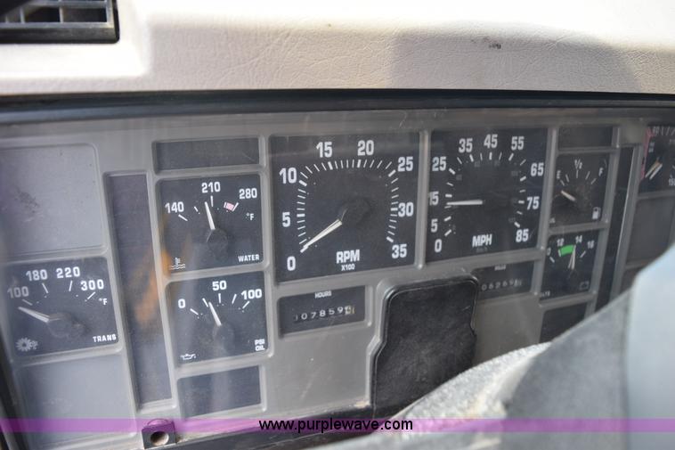 image for item K6208 2002 International 4900 dump truck