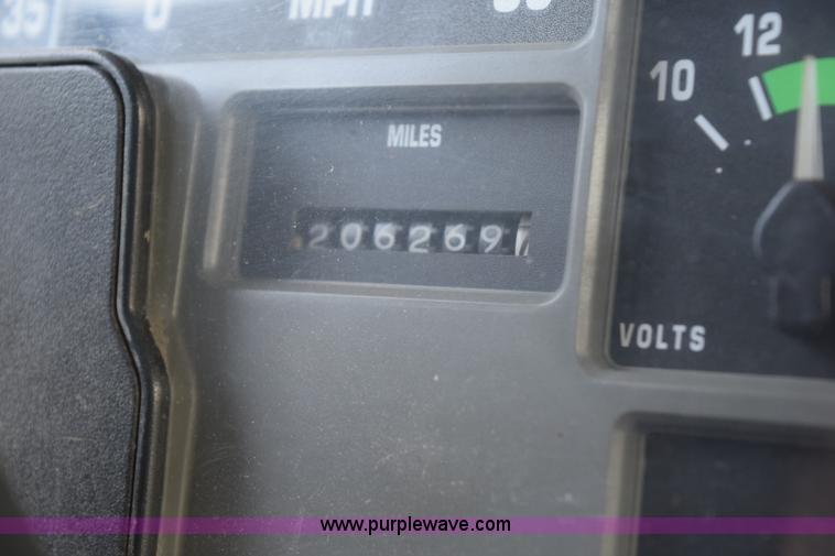 image for item K6208 2002 International 4900 dump truck