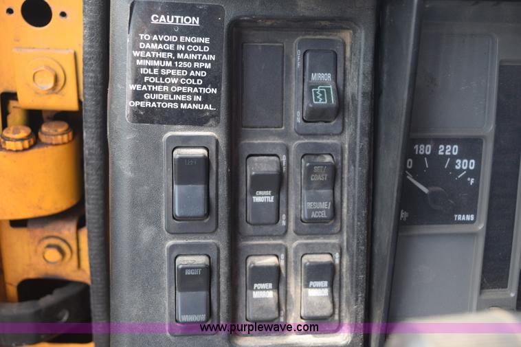 image for item K6208 2002 International 4900 dump truck