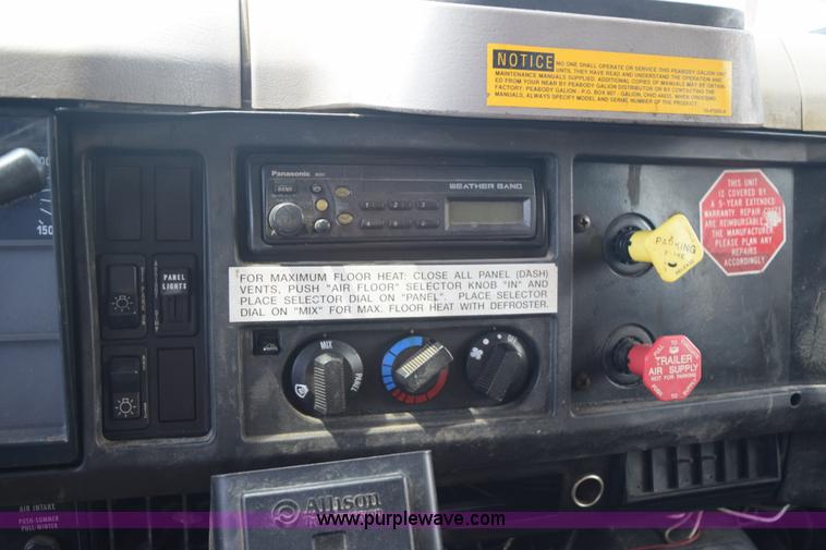 image for item K6208 2002 International 4900 dump truck