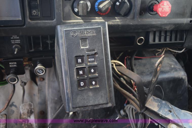 image for item K6208 2002 International 4900 dump truck