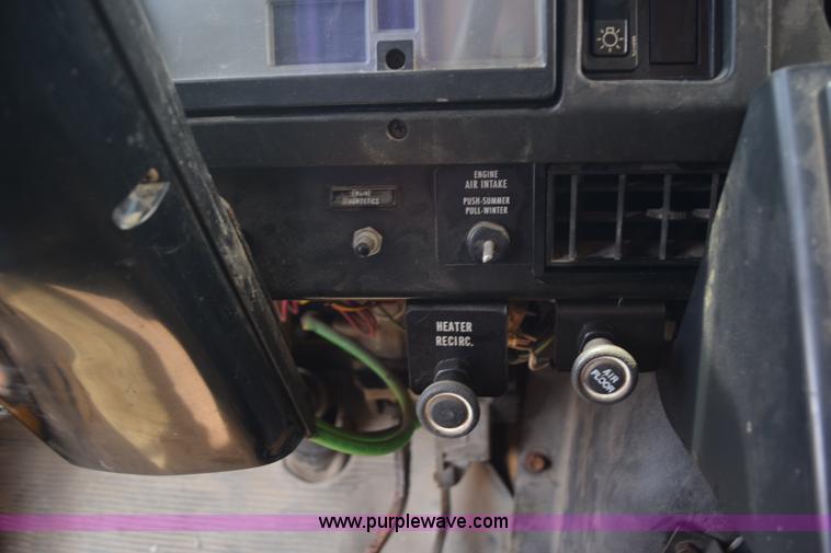 image for item K6208 2002 International 4900 dump truck