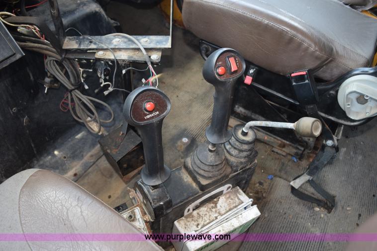 image for item K6208 2002 International 4900 dump truck