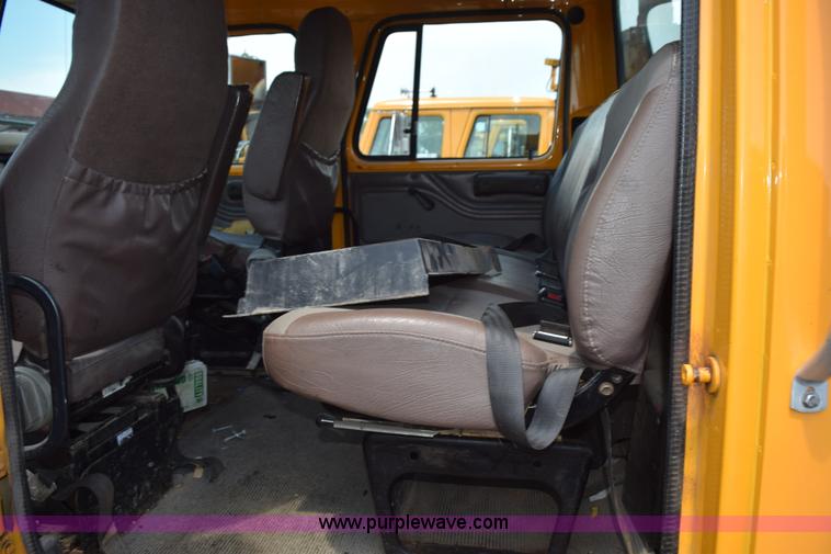 image for item K6208 2002 International 4900 dump truck