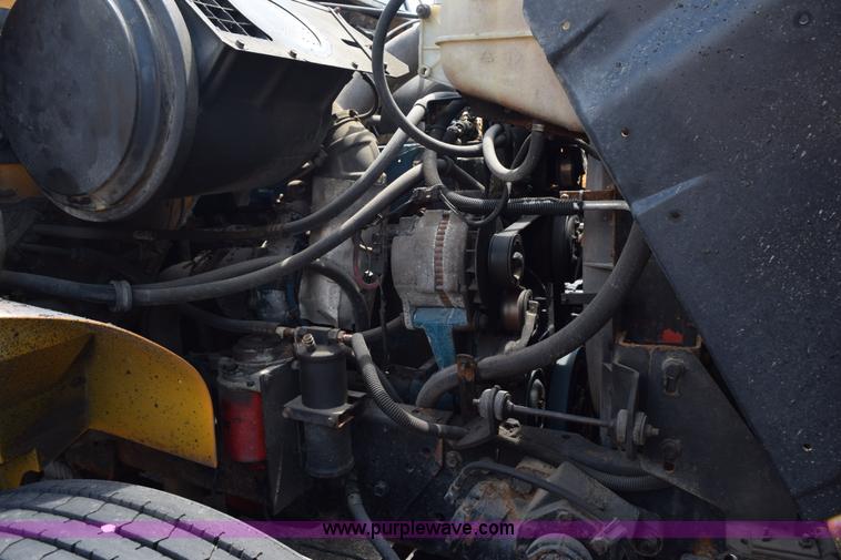 image for item K6208 2002 International 4900 dump truck