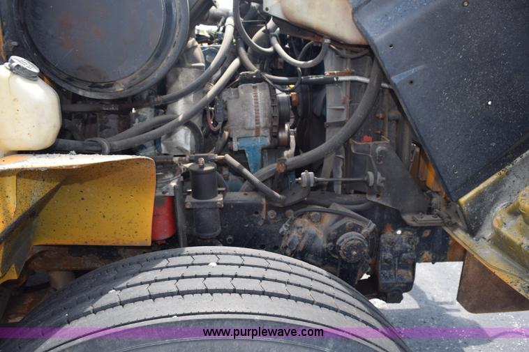 image for item K6208 2002 International 4900 dump truck