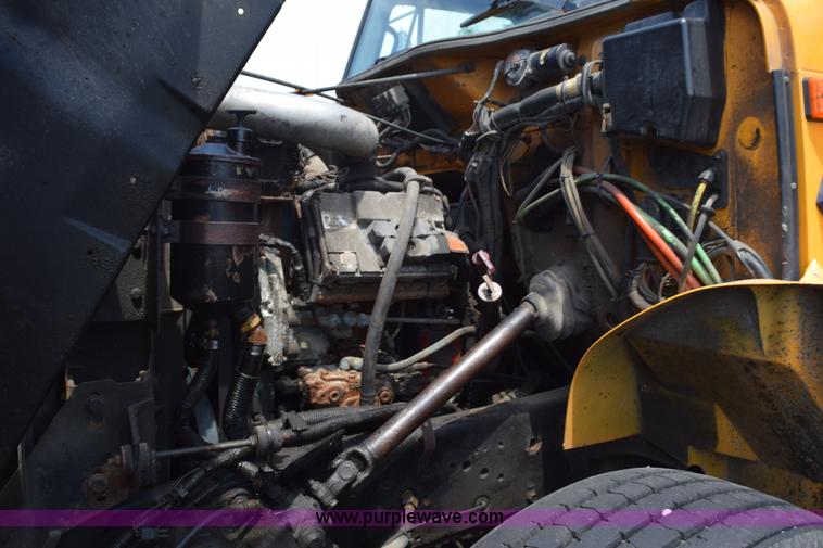 image for item K6208 2002 International 4900 dump truck