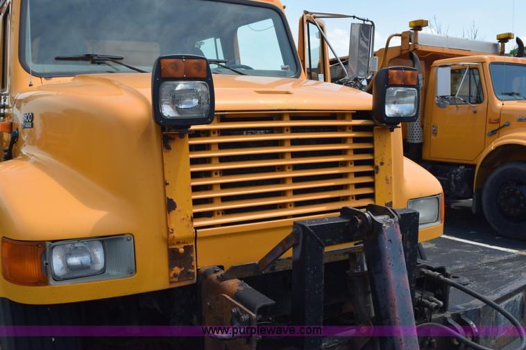 image for item K6208 2002 International 4900 dump truck