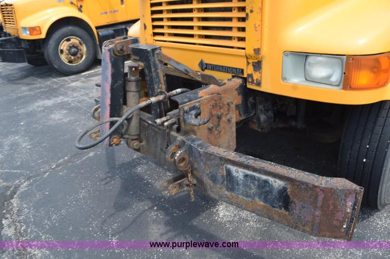 image for item K6208 2002 International 4900 dump truck