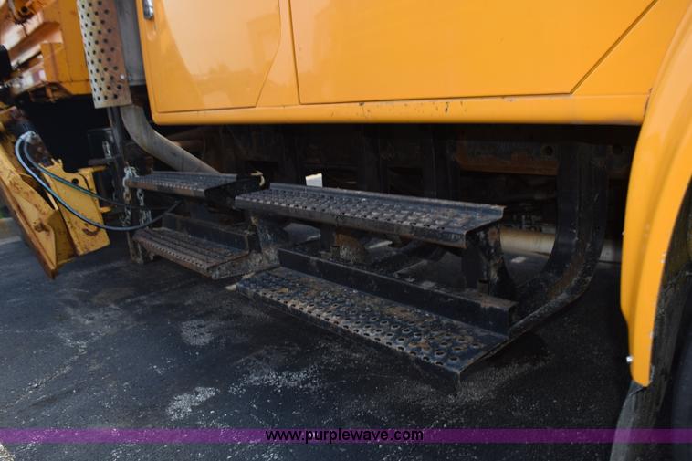 image for item K6208 2002 International 4900 dump truck