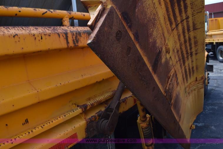 image for item K6208 2002 International 4900 dump truck