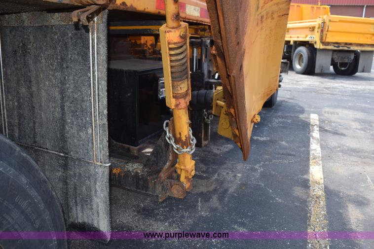 image for item K6208 2002 International 4900 dump truck