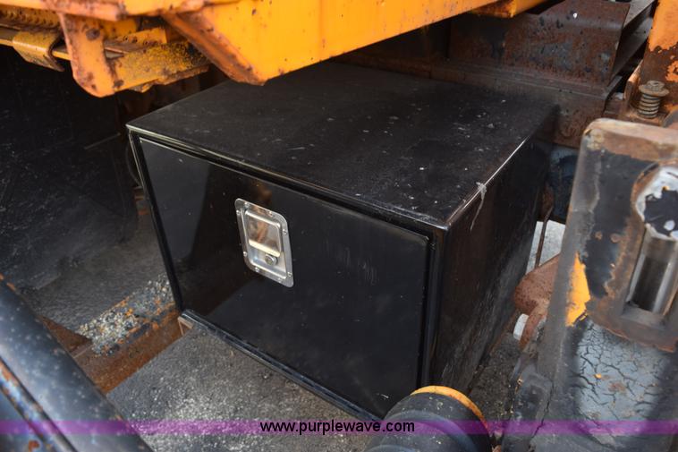 image for item K6208 2002 International 4900 dump truck