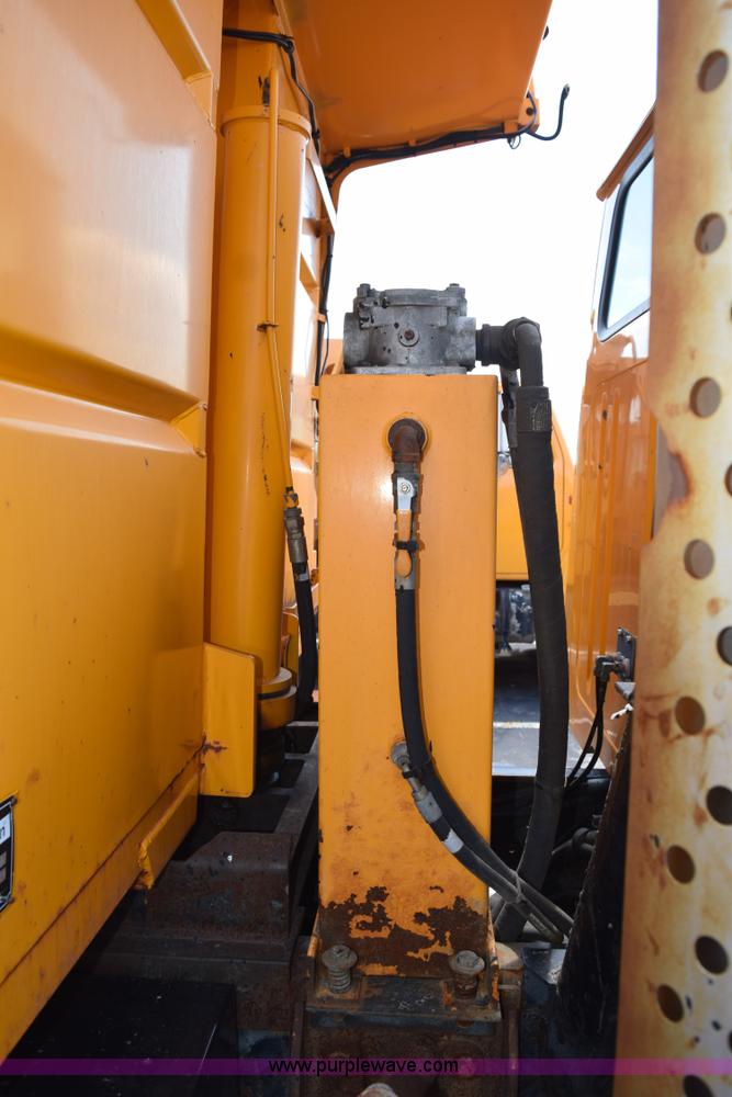 image for item K6208 2002 International 4900 dump truck