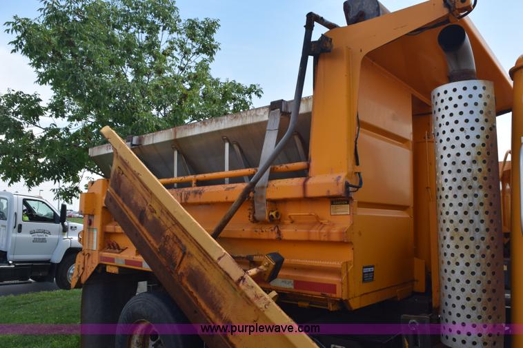 image for item K6208 2002 International 4900 dump truck