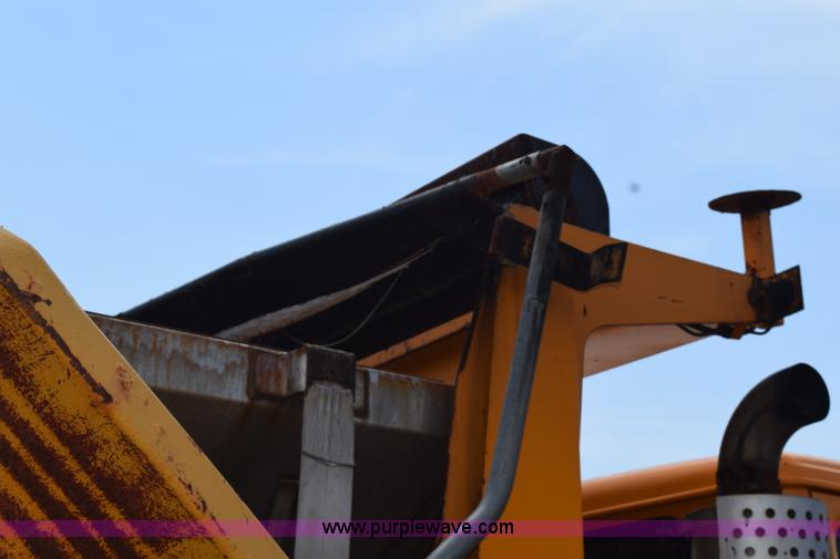 image for item K6208 2002 International 4900 dump truck