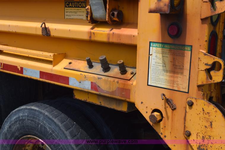 image for item K6208 2002 International 4900 dump truck