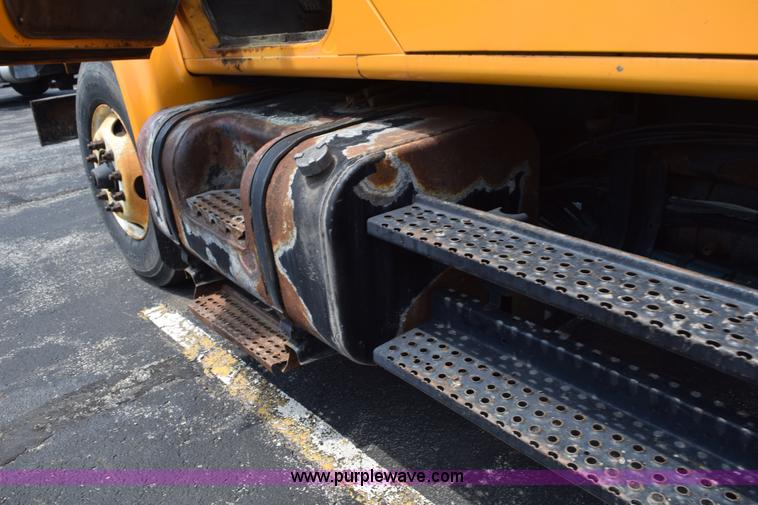 image for item K6208 2002 International 4900 dump truck