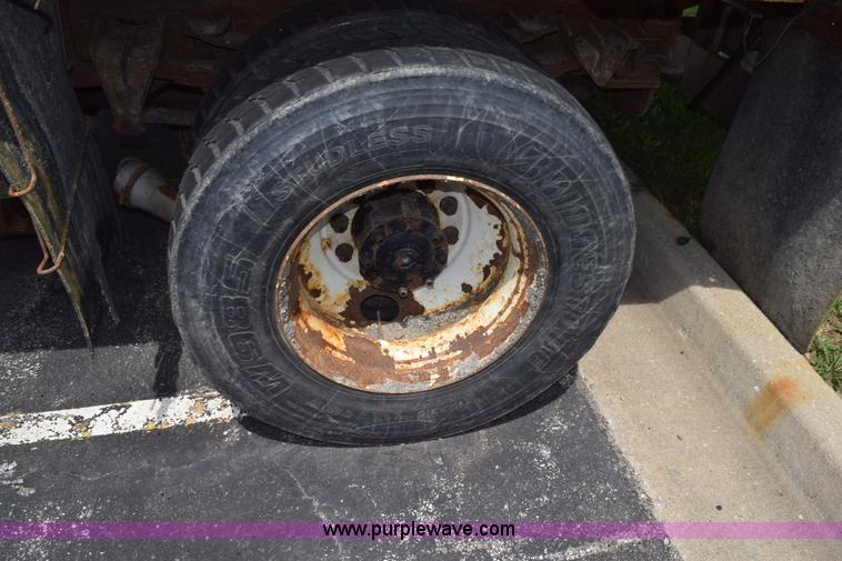 image for item K6208 2002 International 4900 dump truck