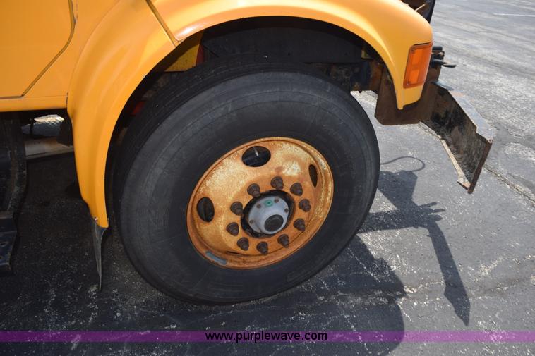 image for item K6208 2002 International 4900 dump truck