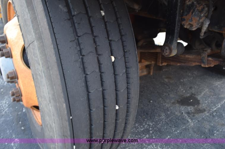 image for item K6208 2002 International 4900 dump truck