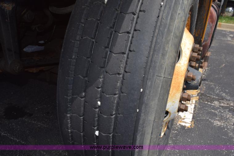 image for item K6208 2002 International 4900 dump truck