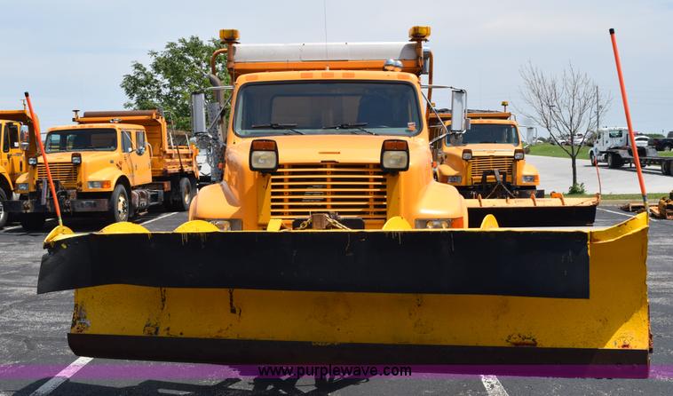 image for item K6209 2000 International 4900 dump truck