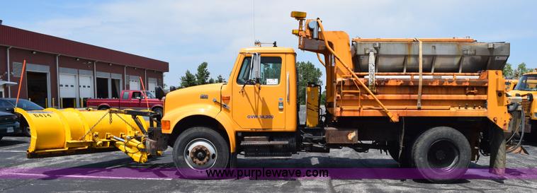 image for item K6209 2000 International 4900 dump truck
