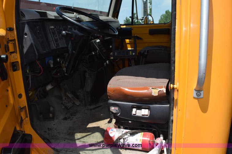 image for item K6209 2000 International 4900 dump truck