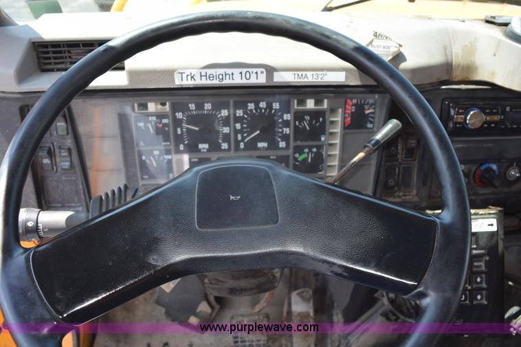 image for item K6209 2000 International 4900 dump truck