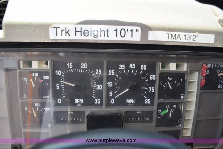 image for item K6209 2000 International 4900 dump truck