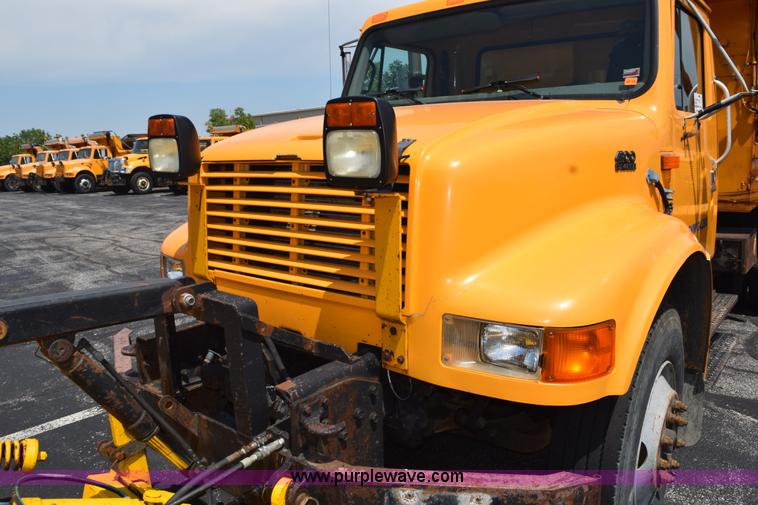 image for item K6209 2000 International 4900 dump truck