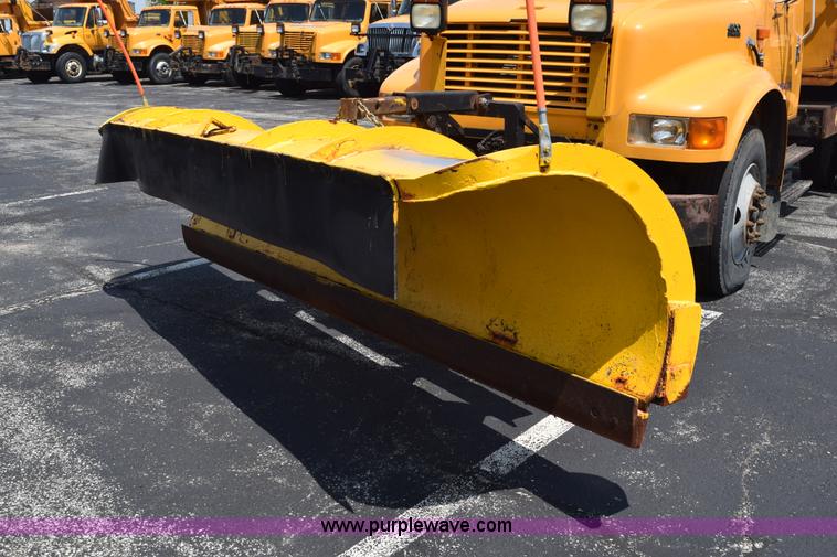 image for item K6209 2000 International 4900 dump truck