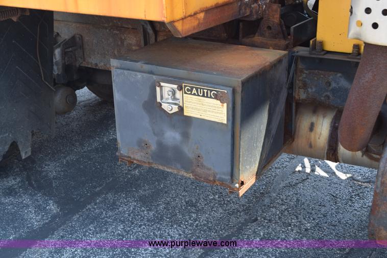 image for item K6209 2000 International 4900 dump truck