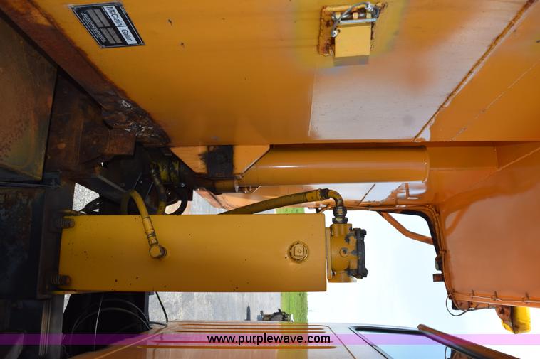 image for item K6209 2000 International 4900 dump truck