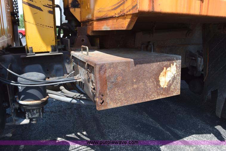 image for item K6209 2000 International 4900 dump truck