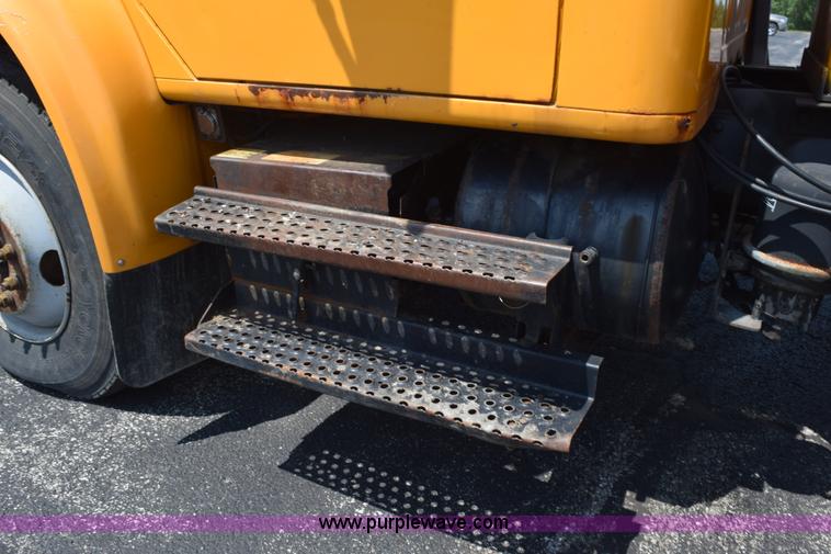 image for item K6209 2000 International 4900 dump truck