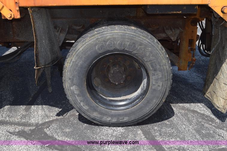 image for item K6209 2000 International 4900 dump truck