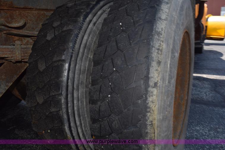 image for item K6209 2000 International 4900 dump truck