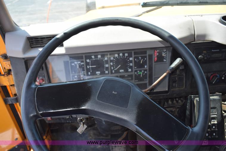 image for item K6210 1997 International 4900 dump truck