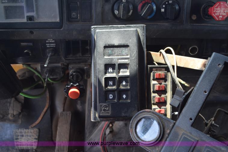 image for item K6210 1997 International 4900 dump truck