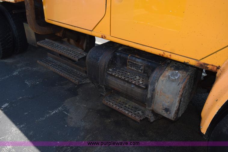 image for item K6210 1997 International 4900 dump truck