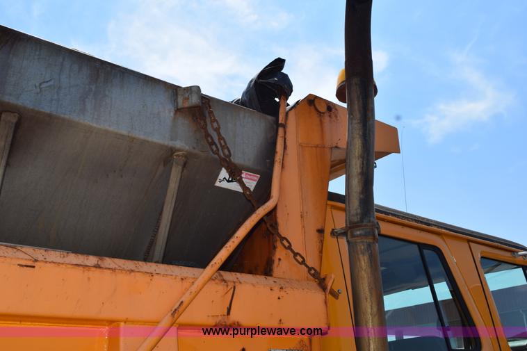 image for item K6210 1997 International 4900 dump truck