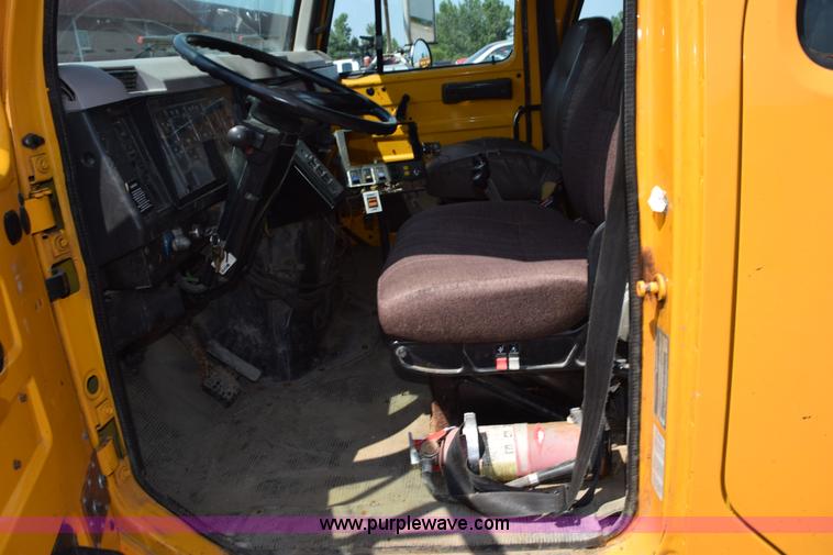 image for item K6211 2000 International 4900 dump truck
