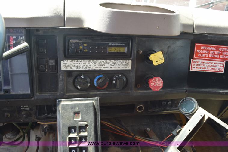 image for item K6211 2000 International 4900 dump truck