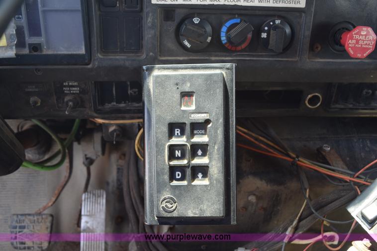 image for item K6211 2000 International 4900 dump truck