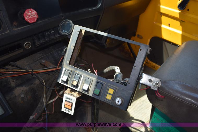 image for item K6211 2000 International 4900 dump truck