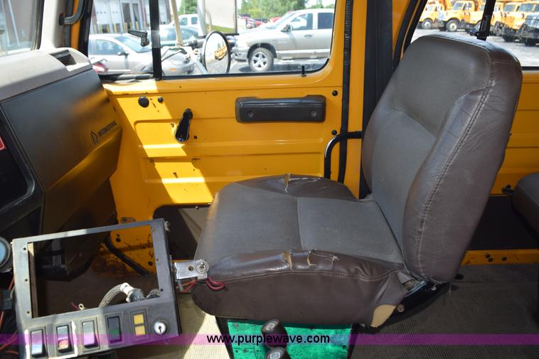 image for item K6211 2000 International 4900 dump truck