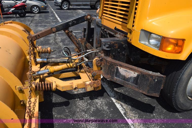 image for item K6211 2000 International 4900 dump truck