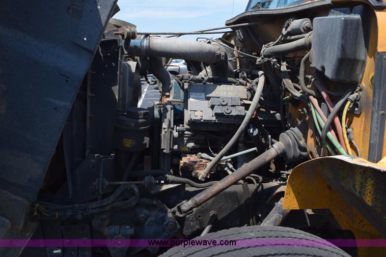 image for item K6211 2000 International 4900 dump truck